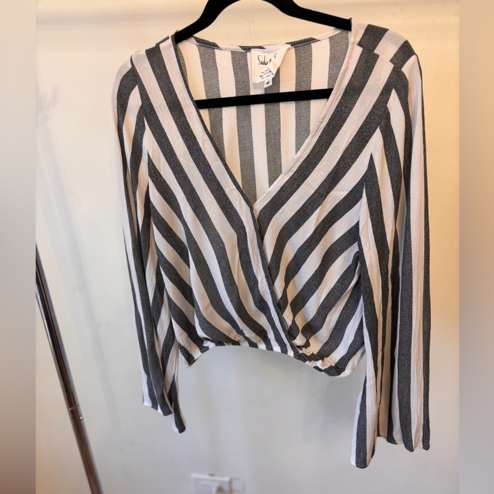 Sadie & Sage Black and White Striped V-Neck Long Sleeve Top - Picture 2 of 6
